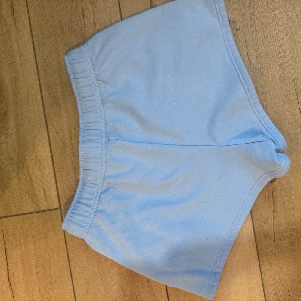 ALO Yoga Women's Accolade shorts - Picture 3 of 4